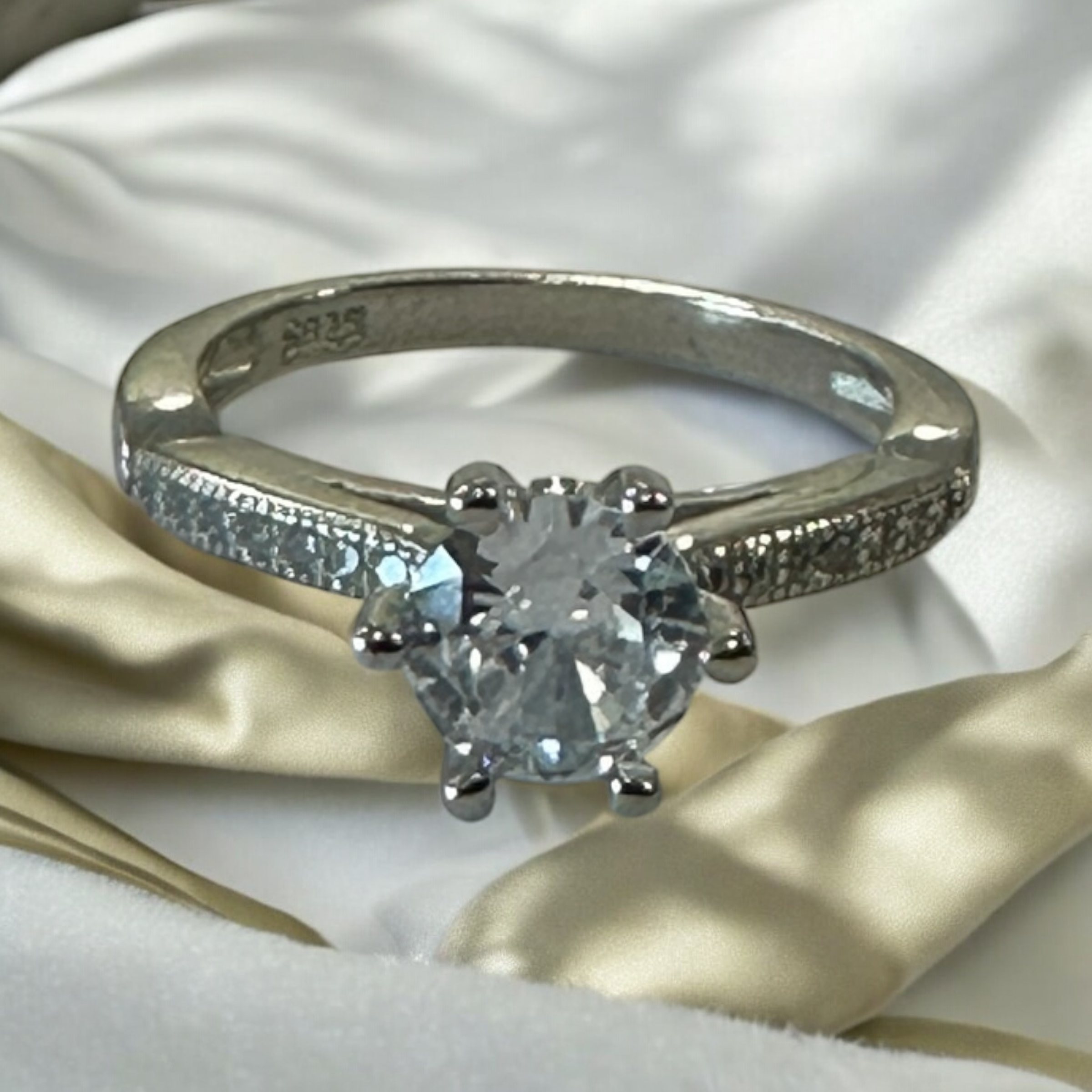 White Round Stone Silver Sterling 925 )